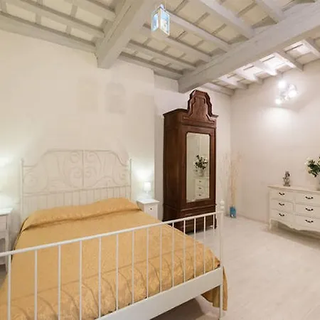 Apartment Happy Santa Croce 2 *